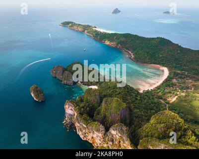 Veduta aerea della Baia di Loh Lana al tramonto nelle isole di koh Phi Phi, Krabi, Thailandia Foto Stock