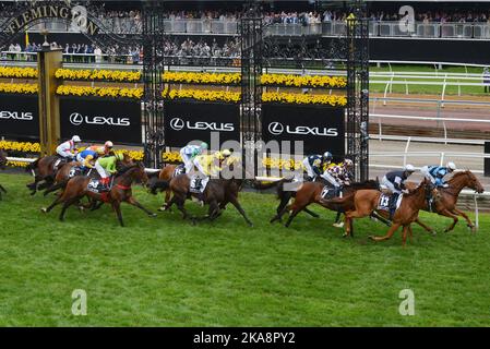 Melbourne, Australia. 01st Nov 2022. I fantini e le persone partecipano al 2nd° giorno del Melbourne Cup Carnival 2022 al Flemington Racing Club Victoria Derby Day di Melbourne. (Foto di Rana Sajid Hussain/Pacific Press) Credit: Pacific Press Media Production Corp./Alamy Live News Foto Stock