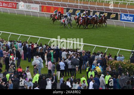 Melbourne, Australia. 01st Nov 2022. I fantini e le persone partecipano al 2nd° giorno del Melbourne Cup Carnival 2022 al Flemington Racing Club Victoria Derby Day di Melbourne. (Foto di Rana Sajid Hussain/Pacific Press) Credit: Pacific Press Media Production Corp./Alamy Live News Foto Stock