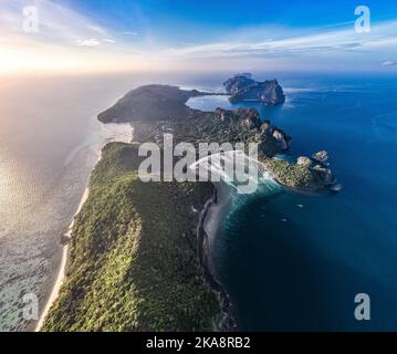 Veduta aerea della Baia di Loh Lana al tramonto nelle isole di koh Phi Phi, Krabi, Thailandia Foto Stock