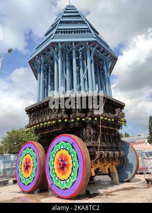 Vista laterale destra dell'enorme Chariot (Rathamu) che viene utilizzato nel festival Brahmotsavam nel tempio di Venkateswara, Tirumala. Tirupati, Andhra Pradesh Foto Stock