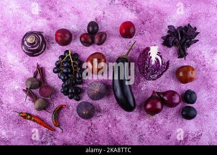 Assortimento di verdure viola su sfondo viola Foto Stock
