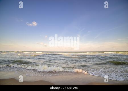 Splendido panorama dell'onda di mare con la luce del sole che si ombreggia sullo sfondo a Hua Hin in Thailandia. Foto Stock