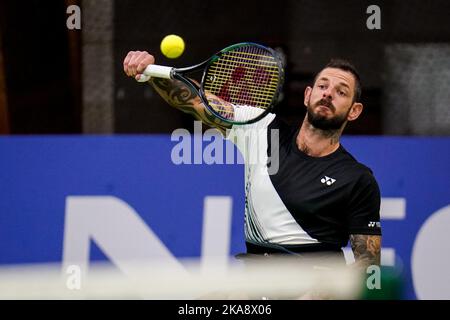 OSS, PAESI BASSI - NOVEMBRE 1: Heath Davidson of Australia gioca un ruolo di backhand nella partita doppia maschile con Robert Shaw del Canada contro Niels Vink dei Paesi Bassi e Sam Schroder dei Paesi Bassi durante il giorno 3 del 2022 ITF Wheelchair Tennis Masters allo Sportcentrum de Rusheuvel il 1 novembre 2022 a Oss, Paesi Bassi (Foto di René Nijhuis/Orange Pictures) Foto Stock