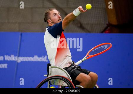 OSS, PAESI BASSI - NOVEMBRE 1: Sam Schroder dei Paesi Bassi serve nel doppio match maschile con Niels Vink dei Paesi Bassi contro Heath Davidson dell'Australia e Robert Shaw del Canada durante il giorno 3 dei 2022 Master ITF Wheelchair Tennis presso lo Sportcentrum de Rusheuvel il 1 novembre, 2022 a Oss, Paesi Bassi (Foto di Rene Nijhuis/Orange Pictures) Foto Stock