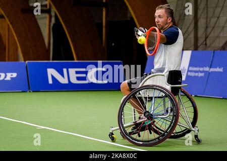 OSS, PAESI BASSI - NOVEMBRE 1: Sam Schroder dei Paesi Bassi gioca una prefazione nel doppio match maschile con Niels Vink dei Paesi Bassi contro Heath Davidson d’Australia e Robert Shaw del Canada durante il giorno 3 del 2022 ITF Wheelchair Tennis Masters allo Sportcentrum de Rusheuvel il 1 novembre 2022 a Oss, Paesi Bassi (Foto di René Nijhuis/Orange Pictures) Foto Stock