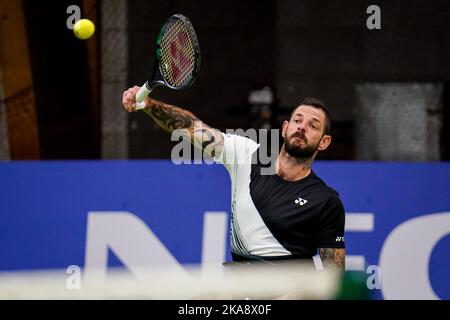 OSS, PAESI BASSI - NOVEMBRE 1: Heath Davidson of Australia gioca un ruolo di backhand nella partita doppia maschile con Robert Shaw del Canada contro Niels Vink dei Paesi Bassi e Sam Schroder dei Paesi Bassi durante il giorno 3 del 2022 ITF Wheelchair Tennis Masters allo Sportcentrum de Rusheuvel il 1 novembre 2022 a Oss, Paesi Bassi (Foto di René Nijhuis/Orange Pictures) Foto Stock