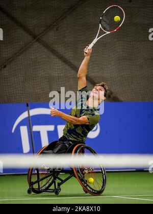 OSS, PAESI BASSI - NOVEMBRE 1: Niels Vink dei Paesi Bassi serve nel doppio match maschile con Sam Schroder dei Paesi Bassi contro Heath Davidson dell'Australia e Robert Shaw del Canada durante il giorno 3 dei 2022 Master ITF Wheelchair Tennis allo Sportcentrum de Rusheuvel il 1 novembre, 2022 a Oss, Paesi Bassi (Foto di Rene Nijhuis/Orange Pictures) Foto Stock