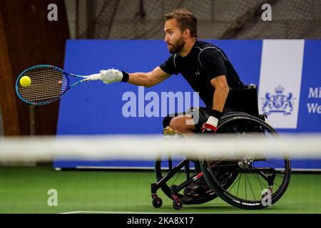 OSS, PAESI BASSI - NOVEMBRE 1: Robert Shaw del Canada gioca una prefazione nel doppio match maschile con Heath Davidson dell'Australia contro Niels Vink dei Paesi Bassi e Sam Schroder dei Paesi Bassi durante il giorno 3 del 2022 ITF Wheelchair Tennis Masters allo Sportcentrum de Rusheuvel il 1 novembre 2022 a Oss, Paesi Bassi (Foto di René Nijhuis/Orange Pictures) Foto Stock