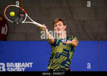 OSS, PAESI BASSI - NOVEMBRE 1: Niels Vink dei Paesi Bassi serve nel doppio match maschile con Sam Schroder dei Paesi Bassi contro Heath Davidson dell'Australia e Robert Shaw del Canada durante il giorno 3 dei 2022 Master ITF Wheelchair Tennis allo Sportcentrum de Rusheuvel il 1 novembre, 2022 a Oss, Paesi Bassi (Foto di Rene Nijhuis/Orange Pictures) Foto Stock