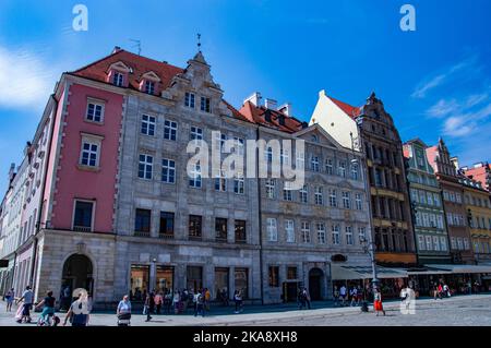 Case storiche nel centro storico di Wroclaw in una giornata di sole. Foto Stock