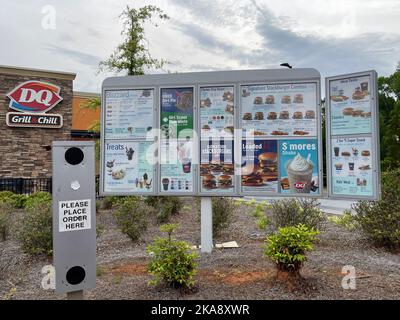 Augusta, GA USA - 12 14 21: Dairy Queen cartelli per esterni ordinare menu e prezzi Foto Stock