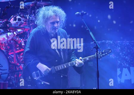 Band britannica The Cure con il frontman Robert Smith durante la loro performance all'Unipol Arena di Casalecchio (Bologna), 31 ottobre 2022 Foto Stock