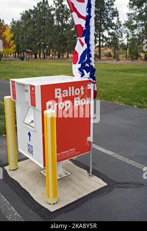 Ottobre, 2022. Una cassa di caduta di scrutinio in cui gli elettori dell'Oregon possono cadere i loro scrutini firmati che hanno ricevuto per posta. Oregon è completamente votato da Mail. Questo si trova nella contea di Deschutes, Bend, Oregon, in una scuola elementare locale. Foto Stock