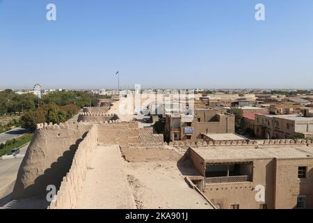 Mura della città viste dalla terrazza sul tetto del Palazzo di Kunya Ark, Ichan Kala (fortezza interna), Khiva, Provincia di Khorezm, Uzbekistan, Asia centrale Foto Stock