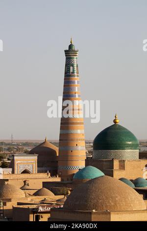 Minareto di Islam Khoja da Kunya Ark Palace terrazza sul tetto al tramonto, Ichan Kala (fortezza interna), Khiva, Provincia di Khorezm, Uzbekistan, Asia Centrale Foto Stock