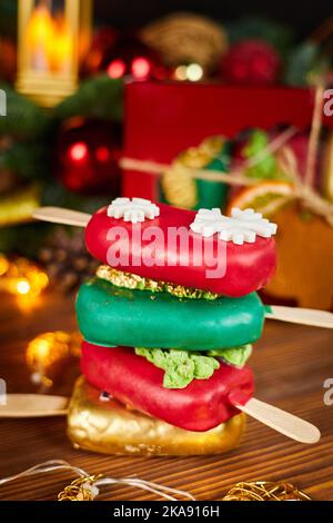 Dessert di mousse di Natale in forma di gelato sullo sfondo del decor di Natale Foto Stock
