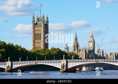 Il Palazzo di Westminster, Londra UK, dalla sponda Sud, con il Tamigi e il Lambeth Bridge Foto Stock