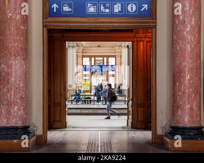 Immagine della stazione ferroviaria principale dell'Ungheria, Budapest Keleti Palyaudvar, con i passeggeri che viaggiano per prendere i loro treni. La stazione Keleti di Budapest è Foto Stock