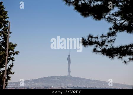 Foto della torre di camlica vista da lontano a Istanbul in Turchia. Küçük Çamlıca TV radio Tower è una torre di telecomunicazioni con ponti di osservazione e. Foto Stock