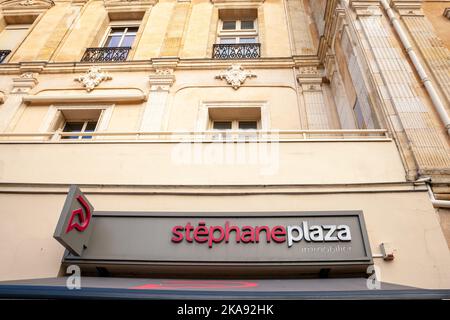 Immagine di un cartello con il logo di Stephane Plaza Immobilier scattato di fronte alla loro agenzia locale nel centro di Bordeauxm Francia. Stephane Plaza Immobil Foto Stock