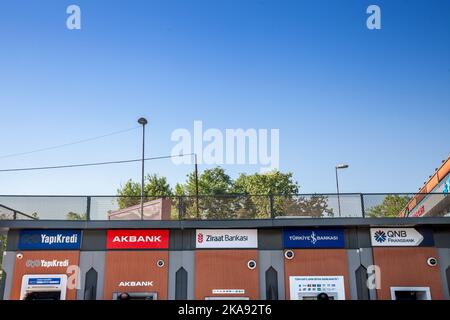 Foto di uomini, di notte, ritirare contanti e denaro su bancomat nel centro della città di istanbul, turchia, il centro principale dell'economia turca. Foto Stock