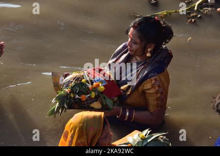 Kolkata, India. 30th Ott 2022. I devoti indù pregano sulla riva del fiume Gange o sul fiume Hooghly come rituale vedico durante le offerte serali al Dio Sole del festival annuale Chhath di più giorni il 30 ottobre 2022, a Kolkata, in India. (Credit Image: © Biswarup Gangully/eyepix via ZUMA Press Wire) Foto Stock