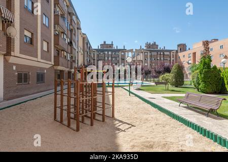 Giardino, area ricreativa e giochi all'interno di una comunità di vicini Foto Stock