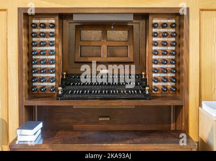 Finlandia, Kotka - 18 luglio 2022: Chiesa Parrocchiale di Kotka-Kymin o Seurakuntayhtymä. Closeup di quadro di controllo, scrivania per organista di produzione di musica su gigante o. Foto Stock