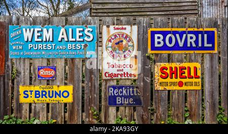 Vintage Signs for Players Navy Cut, Bovril, St Bruno, Reckitts Blue, Shell e Rinso su recinzione di legno in Lists Hill Victorian Town, Telford, Shropshire Foto Stock
