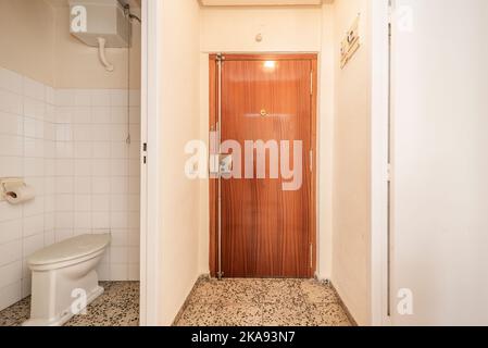 Sala di servizio di una vecchia casa con un piccolo bagno e pavimenti in terrazzo Foto Stock