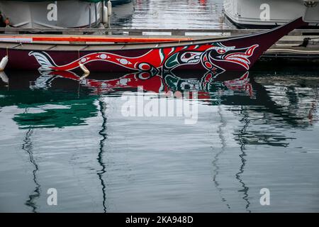 Canoa con il tradizionale design West Coast First Nations, porto, Victoria, British Columbia, Canada Foto Stock