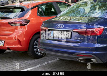 Un primo piano di un'auto Audi A4 blu parcheggiata in un parcheggio nel quartiere di stare Zegrze Foto Stock