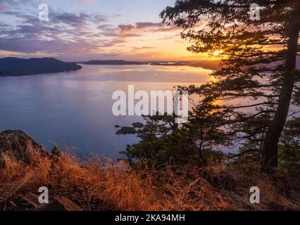 Vista dello stretto di Rosario; vista sulla Baker Preserve, Lummi Island, Washington, USA; Isole San Juan; Cypress Island in lontananza Foto Stock