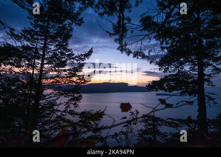 Vista dello stretto di Rosario; vista sulla Baker Preserve, Lummi Island, Washington, USA; Isole San Juan; Orcas Island in lontananza Foto Stock