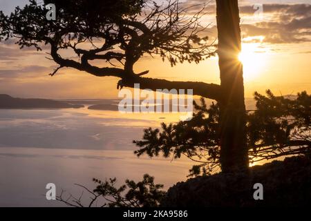 Vista dello stretto di Rosario; vista sulla Baker Preserve, Lummi Island, Washington, USA; Isole San Juan Foto Stock