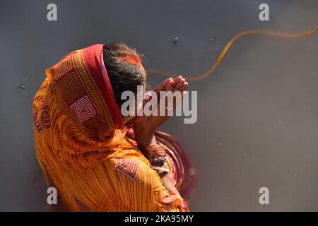 30 ottobre 2022, Kolkata, India: Devoti indù pregano sulla riva del fiume Gange o sul fiume Hooghly come rituale vedico durante le offerte serali al Dio Sole del festival annuale Chhath di più giorni il 30 ottobre 2022, a Kolkata, India. (Foto di Biswarup Gangully/Eyepix Group/Sipa USA). Foto Stock