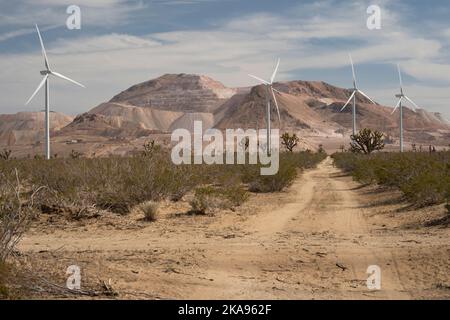 Turbine eoliche fuori dalla città desertica di Mojave, California Foto Stock