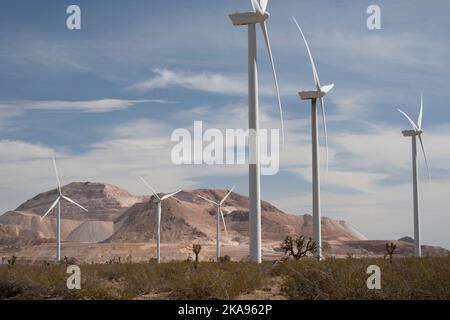 Una fattoria eolica fuori dalla città desertica di Mojave, California Foto Stock
