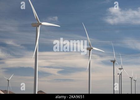 Una fattoria eolica fuori dalla città desertica di Mojave, California Foto Stock
