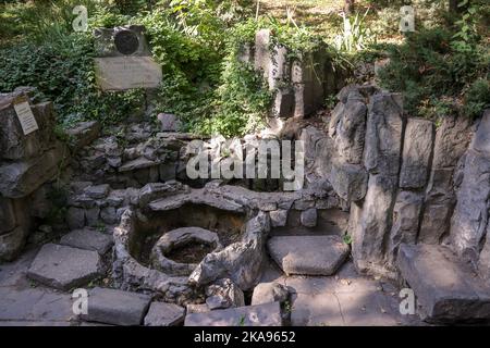 La storica sorgente Eminescu nei Giardini Cișmigiu, il più antico parco pubblico di Bucarest Foto Stock