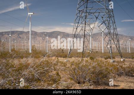 Una fattoria eolica fuori dalla città desertica di Mojave, California Foto Stock