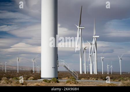 Una fattoria eolica fuori dalla città desertica di Mojave, California Foto Stock