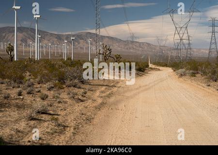 Una fattoria eolica fuori dalla città desertica di Mojave, California Foto Stock