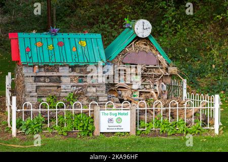 Bug Hotel at Grove Park, Weston Super Mare, Somerset UK nel mese di ottobre Foto Stock