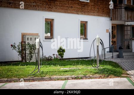 Immagine di un caricatore elettronico sloveno, una stazione di ricarica per auto elettriche nel centro della città di Lubiana, Slovenia, utilizzato per il pubblico per caricare il loro Foto Stock
