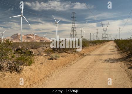 Turbine eoliche fuori dalla città desertica di Mojave, California Foto Stock