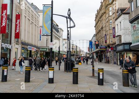 Una vista di Northumberland Street nella città di Newcastle upon Tyne, Regno Unito, con gente che fa shopping. Foto Stock