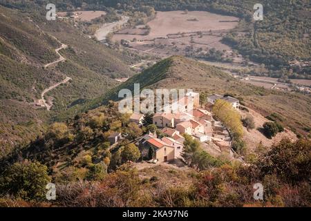 Sole di prima mattina sul remoto villaggio di montagna di Costa Roda sopra Ponte Leccia nel centro della Corsica Foto Stock