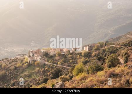 Sole di prima mattina sul remoto villaggio di montagna di Costa Roda sopra Ponte Leccia nel centro della Corsica Foto Stock